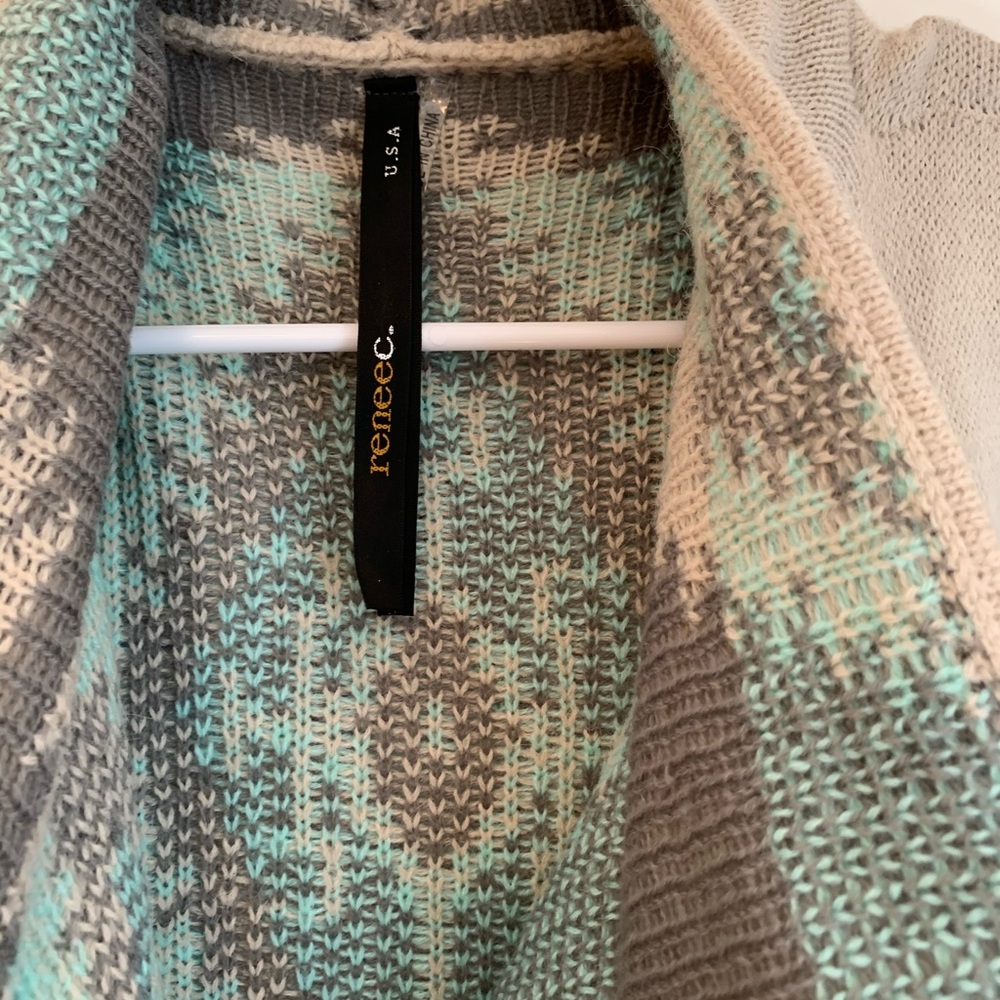 Beautiful sweater - Picture 2 of 3